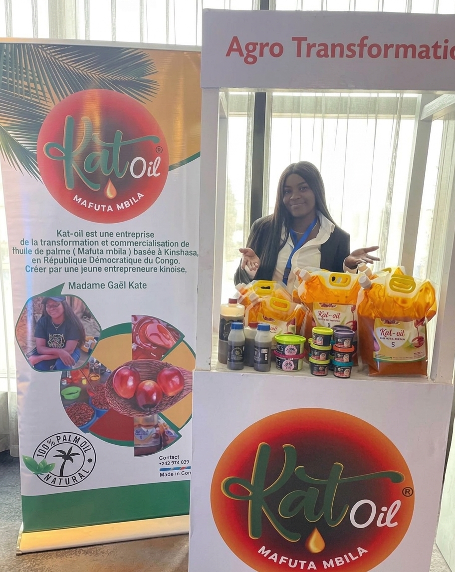Stand Kat Oil — Madame Gaël Kate présentant ses huiles de palme Mafuta Mbila